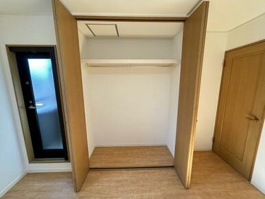 「2階南東側洋室」広々としたクローゼットです