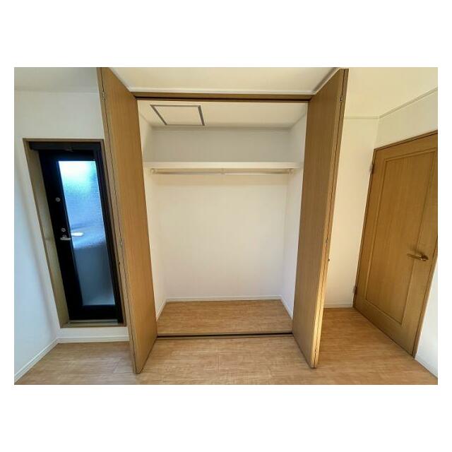 「2階南東側洋室」広々としたクローゼットです