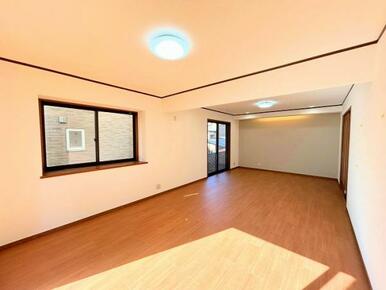 南側で日当たりのいいリビングルーム　約15.5帖