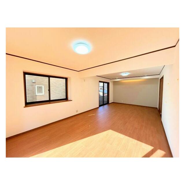 南側で日当たりのいいリビングルーム　約15.5帖