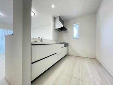 リビングの様子を見ながら家事ができるので小さなお子さまがいるご家庭も安心です＾＾