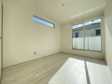 お部屋からバルコニーに出られるので洗濯物や布団などをすぐ干せ取込みも楽にできます！