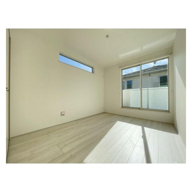 お部屋からバルコニーに出られるので洗濯物や布団などをすぐ干せ取込みも楽にできます！