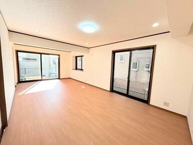 1階リビング　約15.5帖　別角度から