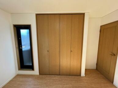 「2階南東側洋室」クローゼット付きです