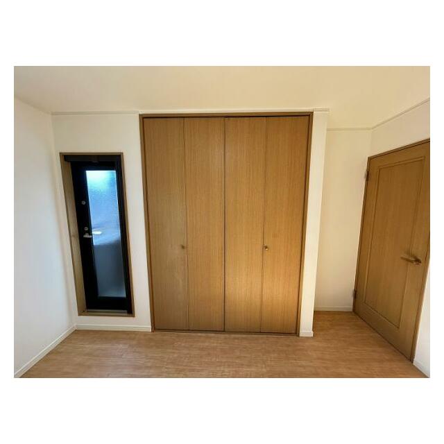 「2階南東側洋室」クローゼット付きです