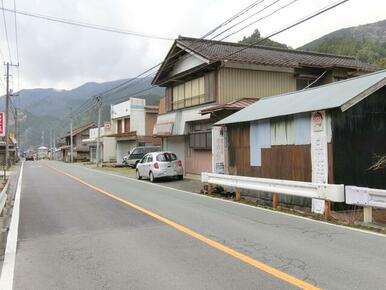 建物周辺東側（シャッター店舗　別棟倉庫）　１２ｍ公道より下方向　南側をみる