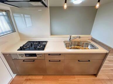 「キッチン」対面型のキッチンに新品交換しており、LDKスペースを広々ご利用いただけます。