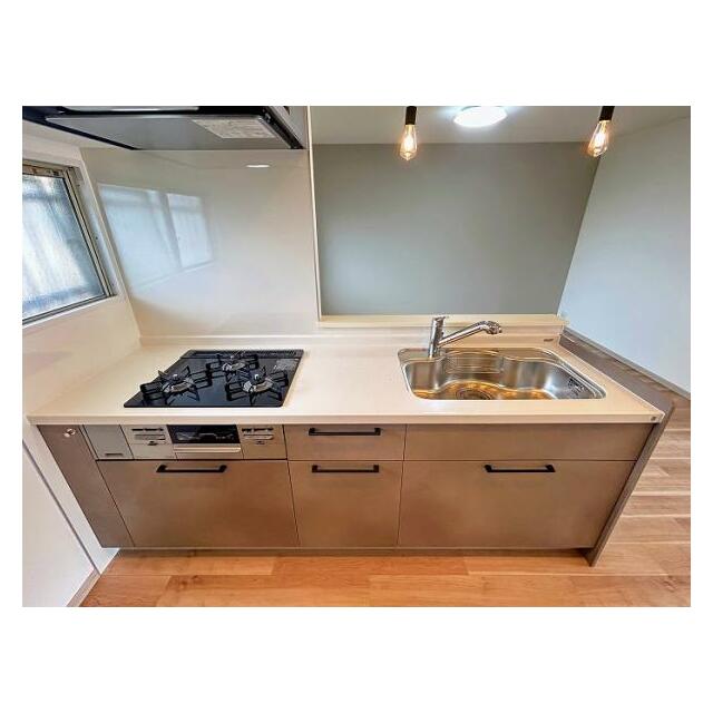 「キッチン」対面型のキッチンに新品交換しており、LDKスペースを広々ご利用いただけます。