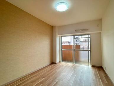 「東側洋室」約6.5帖のお部屋でございます。