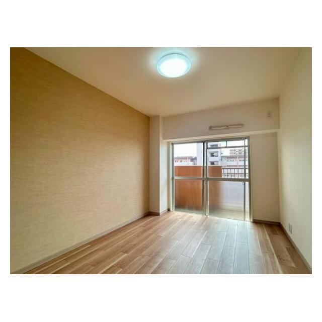 「東側洋室」約6.5帖のお部屋でございます。