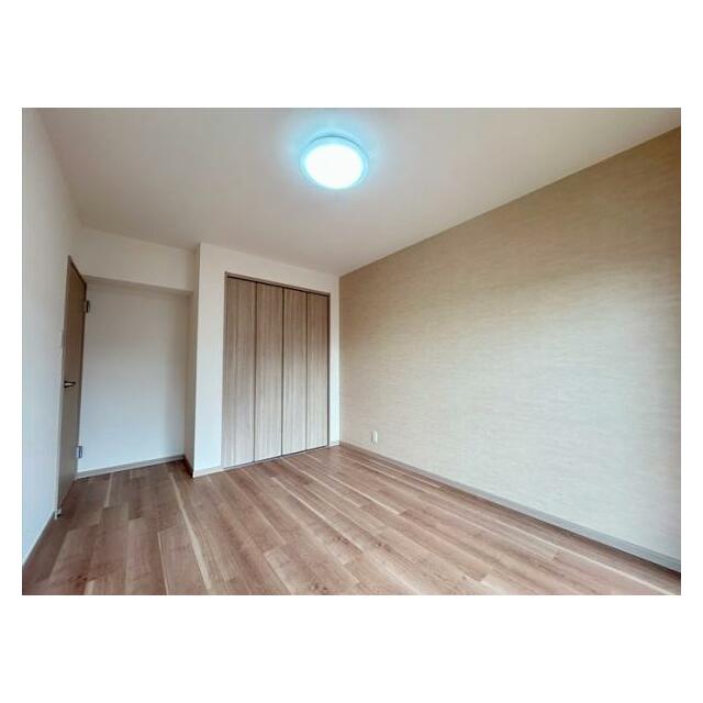 「東側洋室」別角度からのお写真です。