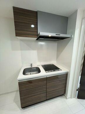 小ぶりながら調理のしやすいキッチン（※写真は同間取り1階のお部屋）