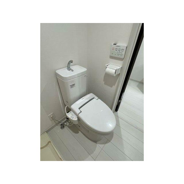 温水洗浄便座機能付きです（※写真は同間取り1階のお部屋）