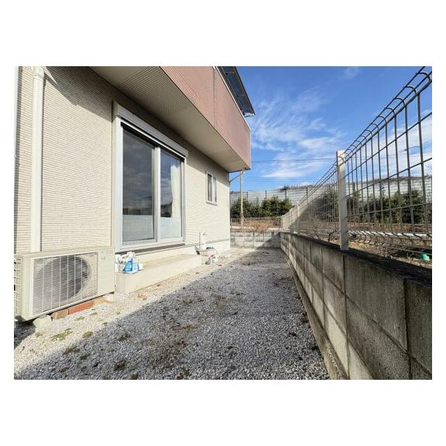 お庭があり開放感たっぷりです。季節のお花を楽しんだり、家庭菜園もお楽しみいただきます。