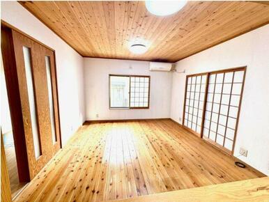 床や天井は天然無垢材を使用♪温かみのある自然素材の家