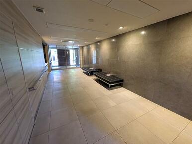 住まう方を優雅に迎え入れる、高級感あふれるエントランス。