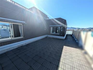 北西向きのルーフバルコニーです。お子様と遊んだり、日常にちょっとした特別感をプラスします。