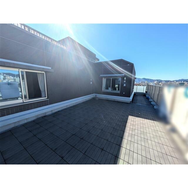 北西向きのルーフバルコニーです。お子様と遊んだり、日常にちょっとした特別感をプラスします。