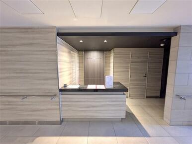 住まう方を優雅に迎え入れる、高級感あふれるエントランス。