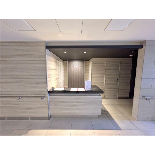 住まう方を優雅に迎え入れる、高級感あふれるエントランス。