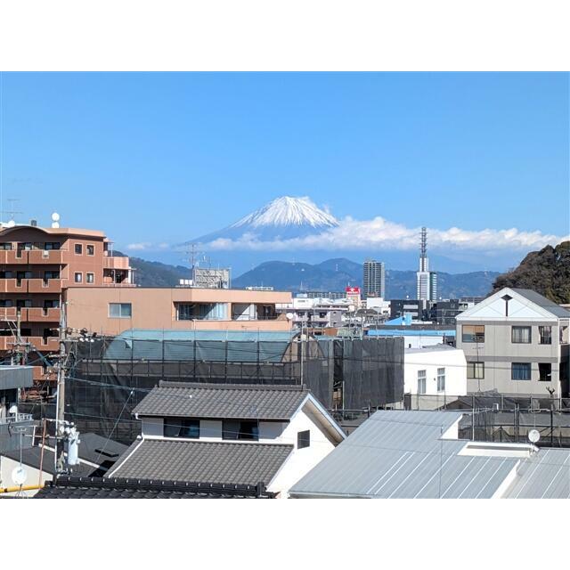 北西向きのルーフバルコニーです。眺望が良いのはもちろん、天気の良い日は富士山が望めます。