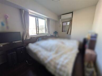 約7.2帖の洋室。ウォークインクローゼットもございます。