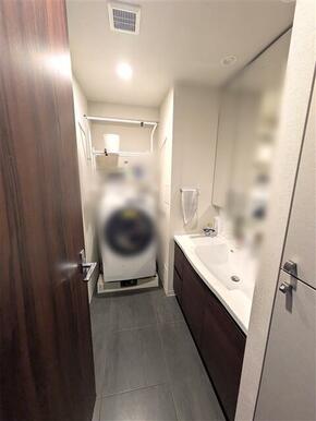 洗面・脱衣所です。ドラム式洗濯乾燥機を設置可能です。