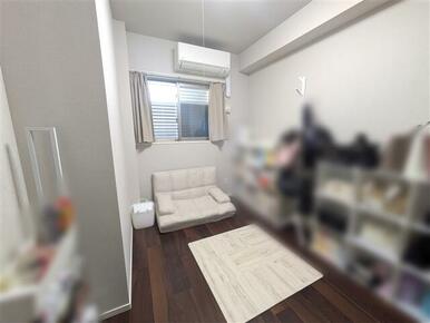 約4.8帖の洋室です。