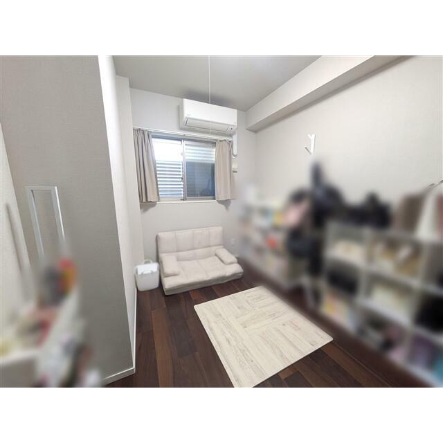 約4.8帖の洋室です。