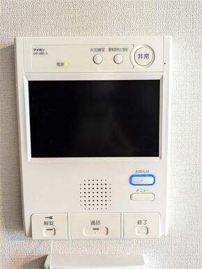 モニター付きインターホン。訪問者の顔が見られるため安心です。