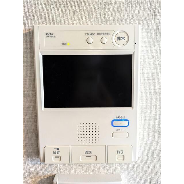 モニター付きインターホン。訪問者の顔が見られるため安心です。