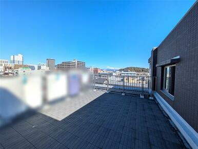 北西向きのルーフバルコニーです。眺望が良いのはもちろん、天気の良い日は富士山が望めます。