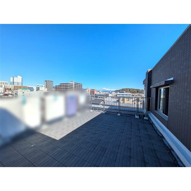 北西向きのルーフバルコニーです。眺望が良いのはもちろん、天気の良い日は富士山が望めます。