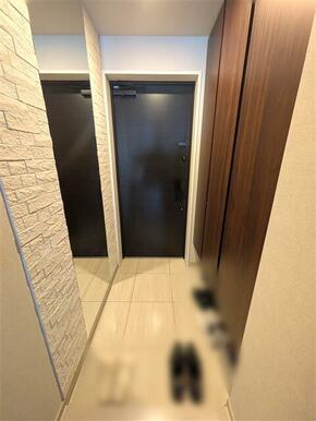 大きな姿見とシューズボックスを備えた玄関です。