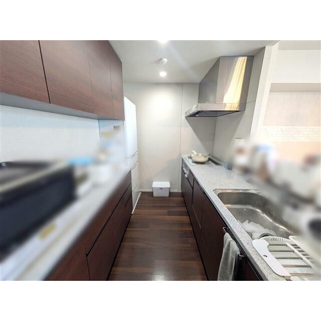 食洗器、ディスポーザーを備えたキッチン。