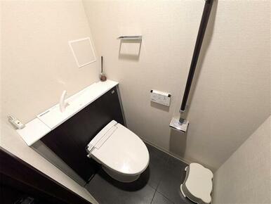 清潔感があり、家族みんなが安心して使えるトイレ空間。