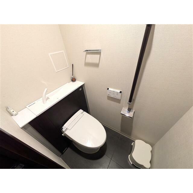 清潔感があり、家族みんなが安心して使えるトイレ空間。