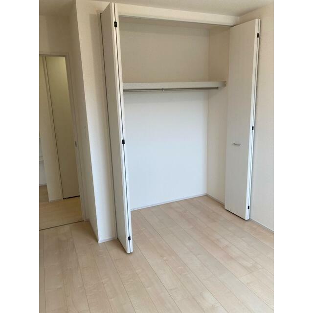 大切な洋服にはきちんと収納場所を用意したい（2号棟）
