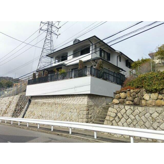 前面道路は歩道付きで安全です。