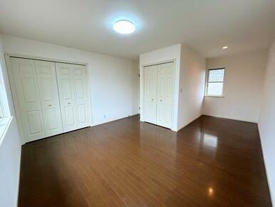 「2階北側洋室」約11.5帖。収納が２つあるゆったりとしたお部屋です。