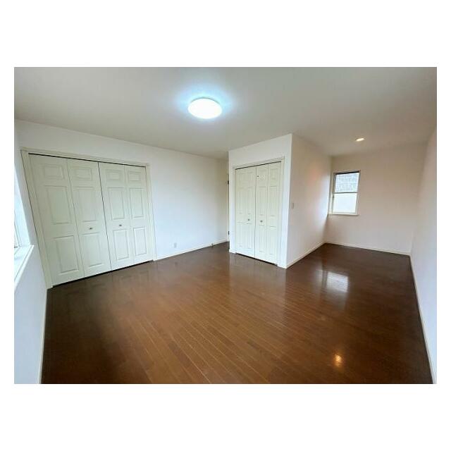 「2階北側洋室」約11.5帖。収納が２つあるゆったりとしたお部屋です。