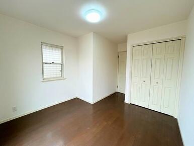 「2階南西側洋室」約6.1帖。クロス張替え済み。