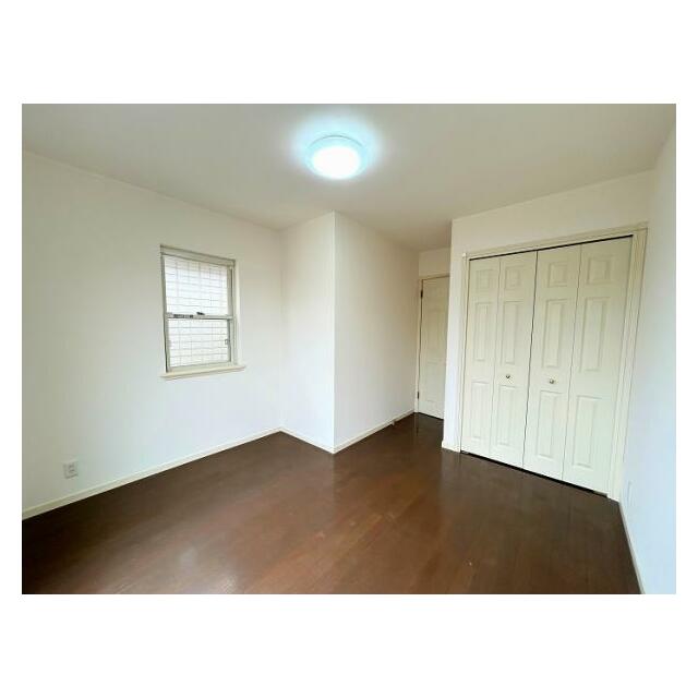 「2階南西側洋室」約6.1帖。クロス張替え済み。