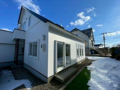 庭は一部人工芝敷設スペースがあります。