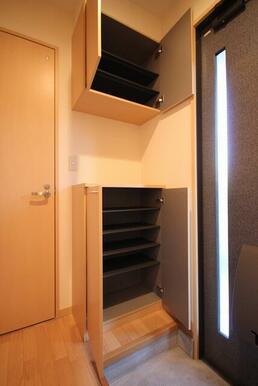下駄箱は可動棚タイプで自由に高さ調整が可能です。