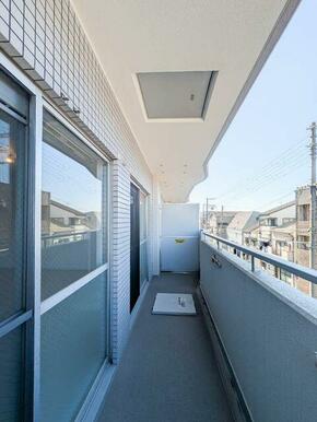 【バルコニー】幅広で洗濯物も干せるゆったり空間
