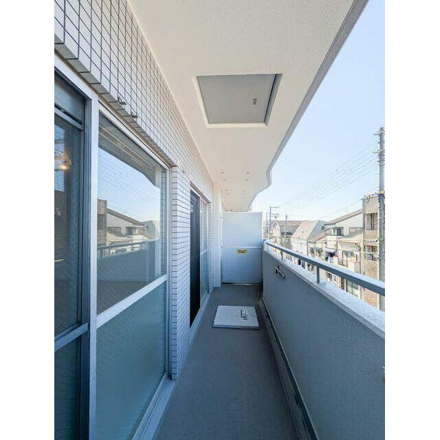 【バルコニー】幅広で洗濯物も干せるゆったり空間