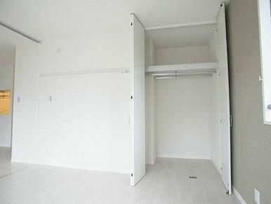 天井まで高さがありたっぷり収納できる洋室クローゼット