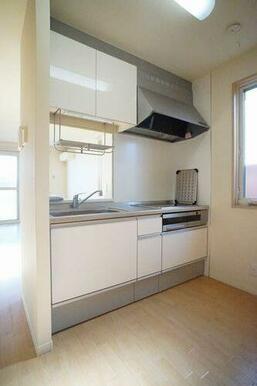 ◆キッチン◆３口ＩＨコンロ・グリル付きのシステムキッチンです！対面式で、お部屋の様子を伺いながら料…